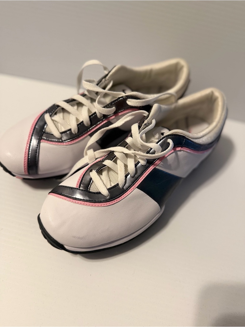 Women’s Nike Golf Shoes Size 7 white with pink and gray trim